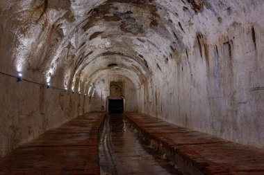 Pilsen, Çek Cumhuriyeti, 21 Eylül 2024: Pilsen, Çek Cumhuriyeti 'ndeki Pilsner Urquell bira fabrikasının yeraltı koridorları.