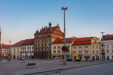 Pilsen, Çek Cumhuriyeti, 22 Eylül 2024: Çek Cumhuriyeti 'nin Pilsen kentindeki belediye binasının güneş doğuşu manzarası.