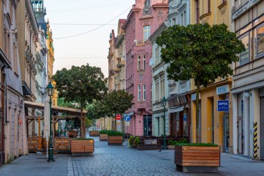 Pilsen, Çek Cumhuriyeti, 22 Eylül 2024: Çek Cumhuriyeti 'nin Pilsen merkezindeki ticaret caddesi.