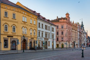 Pilsen, Çek Cumhuriyeti, 22 Eylül 2024: Çek Cumhuriyeti 'nin Pilsen kentindeki cumhuriyet meydanında gün doğumu.