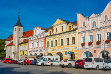 Domazlice, Çek Cumhuriyeti, 22 Eylül 2024: Çek Cumhuriyeti 'nin Domazlice kentindeki Barış Meydanı' nda renkli evler.