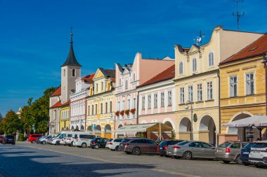 Domazlice, Çek Cumhuriyeti, 22 Eylül 2024: Çek Cumhuriyeti 'nin Domazlice kentindeki Barış Meydanı' nda renkli evler.