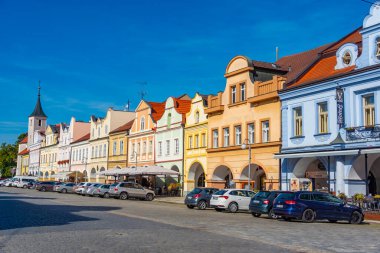Domazlice, Çek Cumhuriyeti, 22 Eylül 2024: Çek Cumhuriyeti 'nin Domazlice kentindeki Barış Meydanı' nda renkli evler.