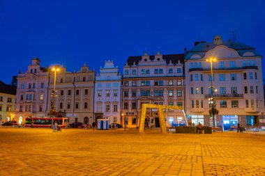 Pilsen, Çek Cumhuriyeti, 22 Eylül 2024: Çek Cumhuriyeti 'nin Pilsen kentindeki cumhuriyet meydanında gün batımı.