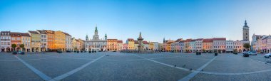 Ceske Budejovice, Çek Cumhuriyeti, 27 Nisan 2024: Ceske Budejovice, Çek Cumhuriyeti 'nin ana meydanının gündoğumu panoraması.