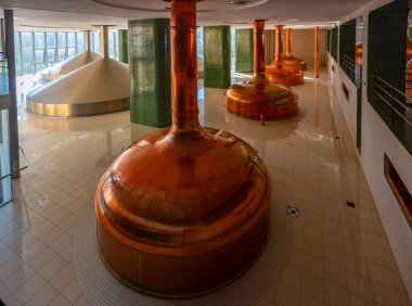 Pilsen, Çek Cumhuriyeti, 21 Eylül 2024: Pilsen, Çek Cumhuriyeti 'ndeki Pilsner Urquell bira fabrikasında bakır imal tankları.