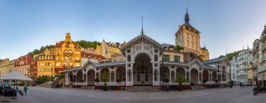 Karlovy Vary, 7 Eylül 2024: Çek Cumhuriyeti 'nin Karlovy Vary kentindeki saray kulesi ve pazar sütununun gün batımı görüntüsü.
