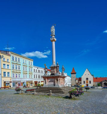 Znojmo, Çek Cumhuriyeti, 5 Temmuz 2024: Çek Cumhuriyeti 'nin Znojmo kentindeki Masarykovo namesti' de veba sütunları.