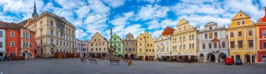 Cesky Krumlov, Çek Cumhuriyeti, 28 Nisan 2024: Çek Cumhuriyeti Cesky Krumlov 'un ana meydanının gün doğumu manzarası.