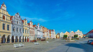 Telc, Çek Cumhuriyeti, 29 Haziran 2024: Çek Cumhuriyeti 'nin Telc kentindeki tarihi meydanda renkli evler. IMAGE