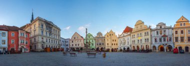 Cesky Krumlov, Çek Cumhuriyeti, 28 Nisan 2024: Çek Cumhuriyeti Cesky Krumlov 'un ana meydanının gün doğumu manzarası.