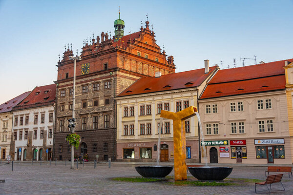 Пльзень, Чехия, 22 сентября 2024 года: Восход Солнца на площади республики в Пльзене, Чешская республика.