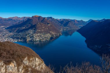 Lago ci Lugano 'nun İsviçre' deki Gandria köyünü çevreleyen panorama manzarası.