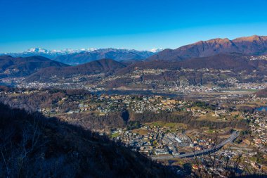 Alpler Panoraması İsviçre 'de Monte San Giorgio' dan Lugano 'nun arkasında görüldü.