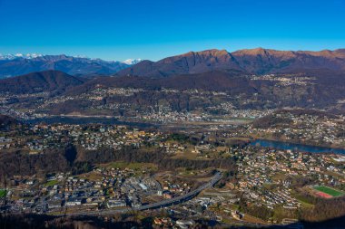 Alpler Panoraması İsviçre 'de Monte San Giorgio' dan Lugano 'nun arkasında görüldü.