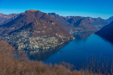 İsviçre 'deki Lugano, Monte San Salvatore' dan izlendi.
