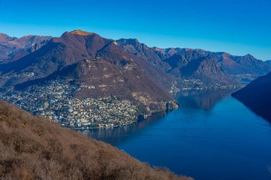 Lago ci Lugano 'nun İsviçre' deki Gandria köyünü çevreleyen panorama manzarası.