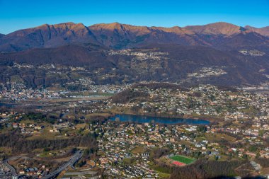 Alpler Panoraması İsviçre 'de Monte San Giorgio' dan Lugano 'nun arkasında görüldü.