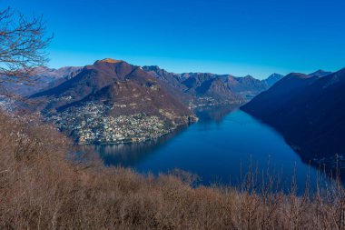 Lago ci Lugano 'nun İsviçre' deki Gandria köyünü çevreleyen panorama manzarası.