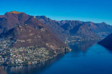 Lago ci Lugano 'nun İsviçre' deki Gandria köyünü çevreleyen panorama manzarası.