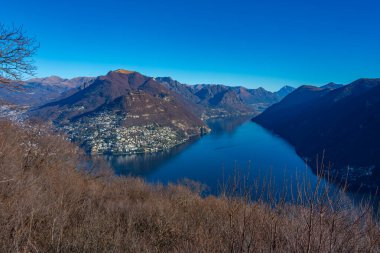 Lago ci Lugano 'nun İsviçre' deki Gandria köyünü çevreleyen panorama manzarası.