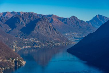 Lago ci Lugano 'nun İsviçre' deki Gandria köyünü çevreleyen panorama manzarası.
