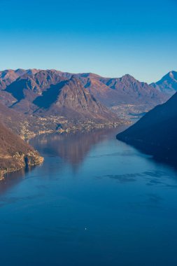 Lago ci Lugano 'nun İsviçre' deki Gandria köyünü çevreleyen panorama manzarası.