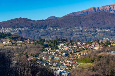 Alpler Panoraması İsviçre 'de Monte San Giorgio' dan Lugano 'nun arkasında görüldü.