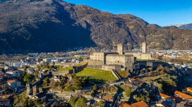 Castelgrande, İsviçre ile Bellinzona 'nın Panorama Manzarası.
