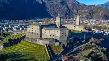 Castelgrande ve Castello di Montebello ile Bellinzona 'nın Panorama manzarası.