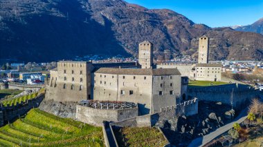 Castelgrande ve Castello di Montebello ile Bellinzona 'nın Panorama manzarası.