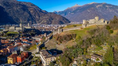 Castelgrande ve Castello di Montebello ile Bellinzona 'nın Panorama manzarası.