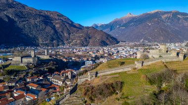 Castelgrande ve Castello di Montebello ile Bellinzona 'nın Panorama manzarası.