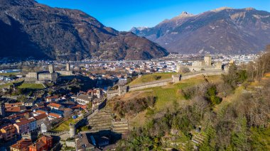 Castelgrande ve Castello di Montebello ile Bellinzona 'nın Panorama manzarası.