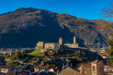 Castelgrande, İsviçre ile Bellinzona 'nın Panorama Manzarası.