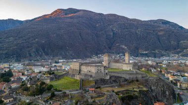 Castelgrande, Switzerland ile Bellinzona 'nın gün batımı manzarası.