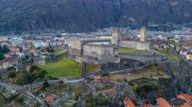 Castelgrande, Switzerland ile Bellinzona 'nın gün batımı manzarası.