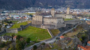 Castelgrande, Switzerland ile Bellinzona 'nın gün batımı manzarası.