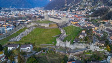 Castelgrande, Switzerland ile Bellinzona 'nın gün batımı manzarası.