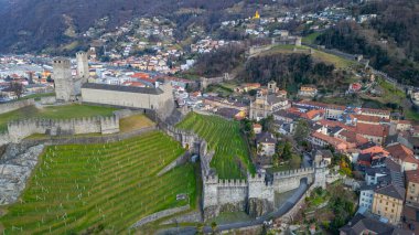 Castelgrande ve Castello di Montebello ile Bellinzona 'nın gün batımı manzarası.