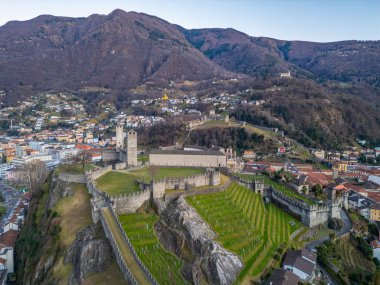 Castelgrande, Castello di Montebello ve Sasso Corbaro şatosuyla gün batımı manzarası.
