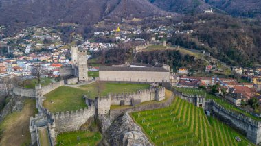Castelgrande, Castello di Montebello ve Sasso Corbaro şatosuyla gün batımı manzarası.