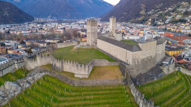 Castelgrande, Switzerland ile Bellinzona 'nın gün batımı manzarası.