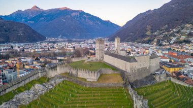 Castelgrande, Switzerland ile Bellinzona 'nın gün batımı manzarası.