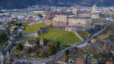 Castelgrande, Switzerland ile Bellinzona 'nın gün batımı manzarası.