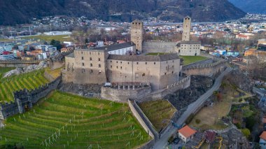 Castelgrande, Switzerland ile Bellinzona 'nın gün batımı manzarası.