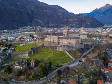 Castelgrande, Switzerland ile Bellinzona 'nın gün batımı manzarası.