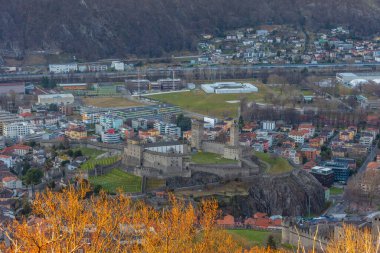 Castelgrande, Switzerland ile Bellinzona 'nın gün batımı manzarası.