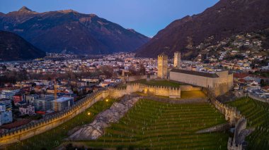 Castelgrande, Switzerland ile Bellinzona 'nın gün batımı manzarası.