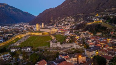 Castelgrande, Switzerland ile Bellinzona 'nın gün batımı manzarası.
